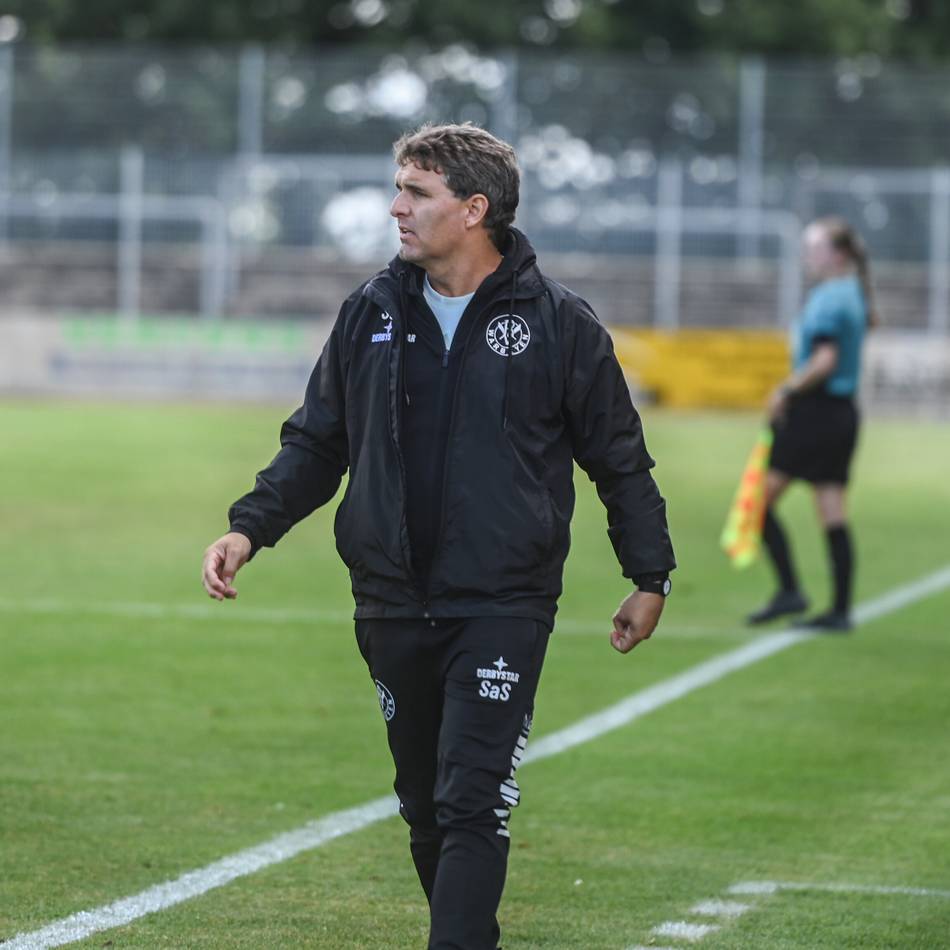 Platzsperre nicht aufgehoben: VfR Warbeyen flüchtet in die Halle – und der Trainer freut sich