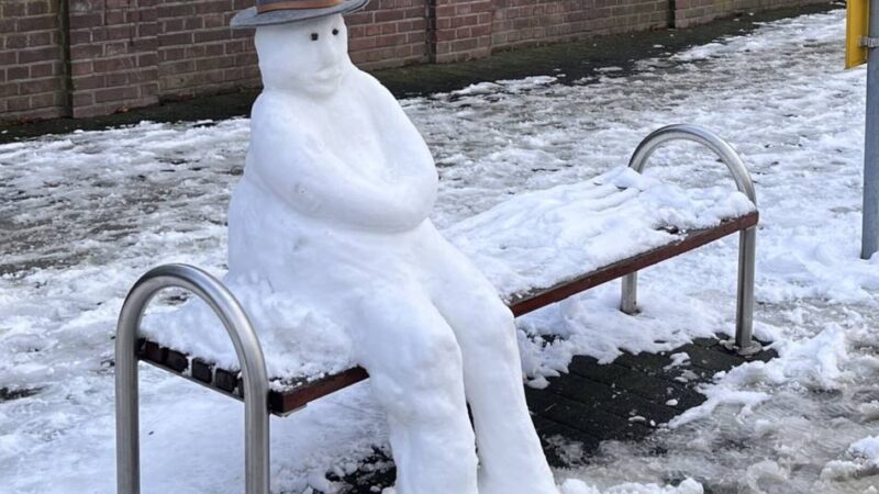 Besondere Skulptur im Schnee: Liebespaar formt Schneemensch Berti in Kevelaer