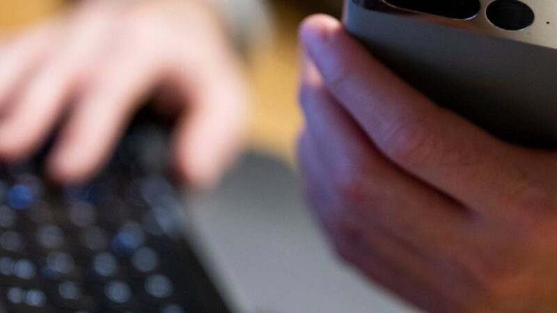 Dreiste Betrüger im Oberbergischen: 64-Jährige verliert viel Geld mit vermeintlicher Kryptowährung