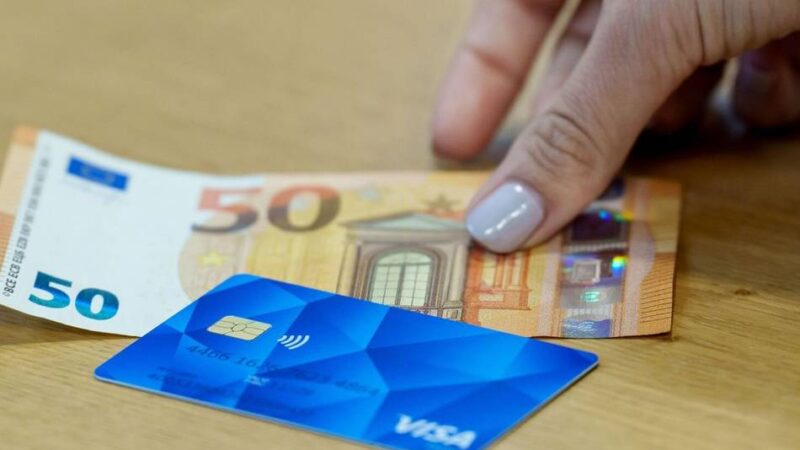 Antrag in Neuss: Die Linke will Bezahlkarte für Flüchtlinge stoppen