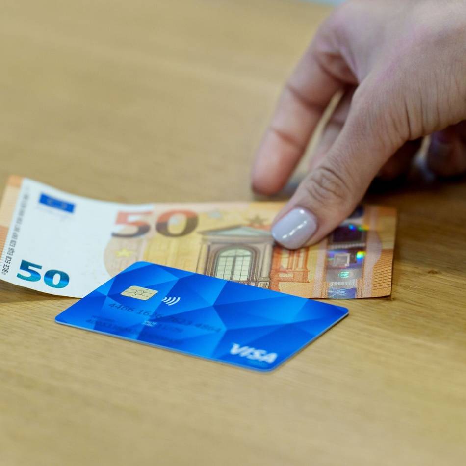 Antrag in Neuss: Die Linke will Bezahlkarte für Flüchtlinge stoppen