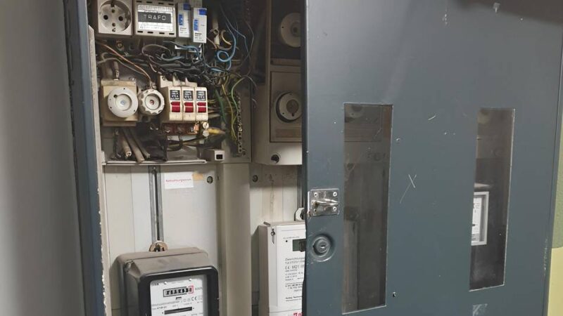 Neusser Mieter ärgern sich über beschädigte Stromkästen: „Dies stellt eine akute Lebensgefahr dar“