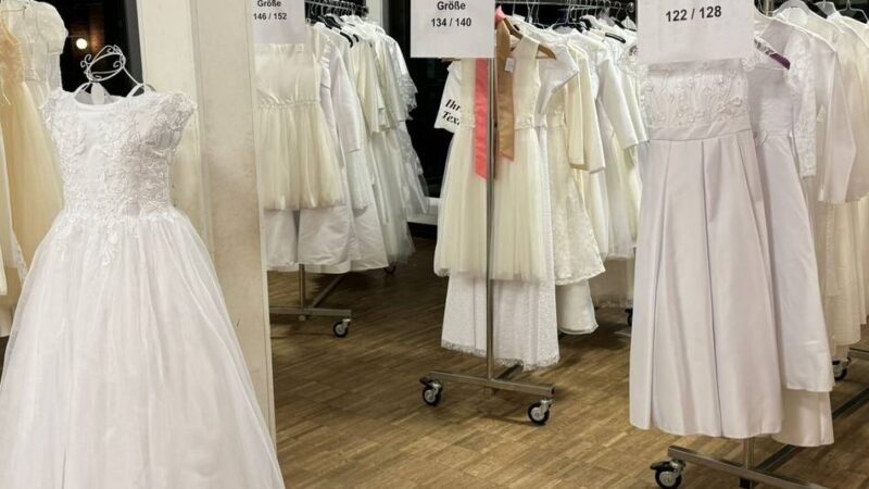 Besondere Börse in Neuss: Ein zweites Leben für Kommunionkleider