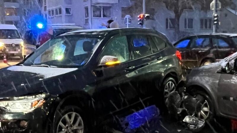 Zwei Autos kollidierten: Achtjährige bei Unfall leicht verletzt