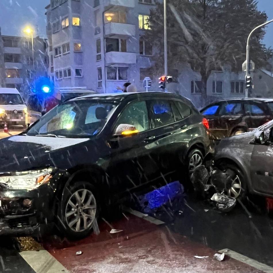 Zwei Autos kollidierten: Achtjährige bei Unfall leicht verletzt