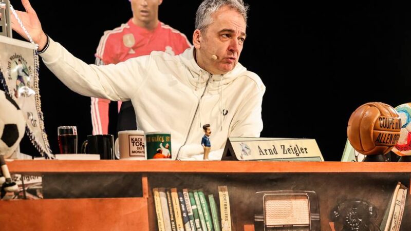 Arnd Zeigler in der Stadthalle Neuss: Die große Show eines Fußballromantikers