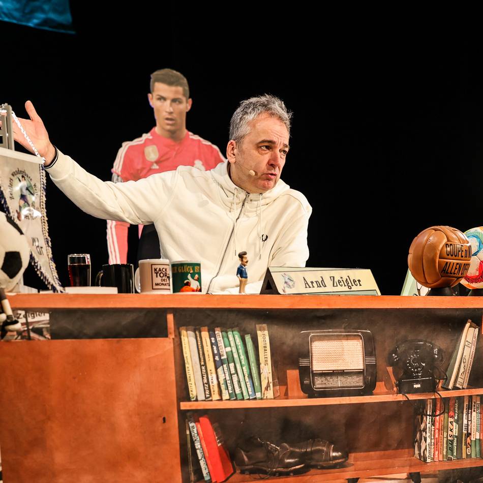 Arnd Zeigler in der Stadthalle Neuss: Die große Show eines Fußballromantikers