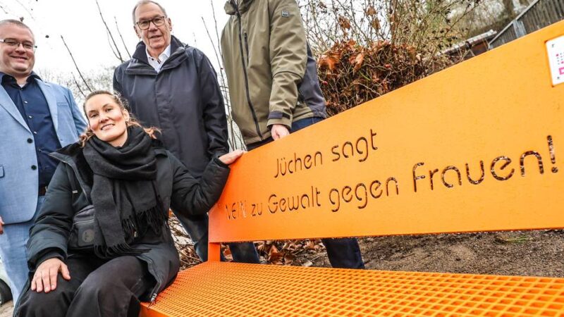 An der Alleestraße: Bürgerstiftung stellt orangefarbene Bank gegen Gewalt auf