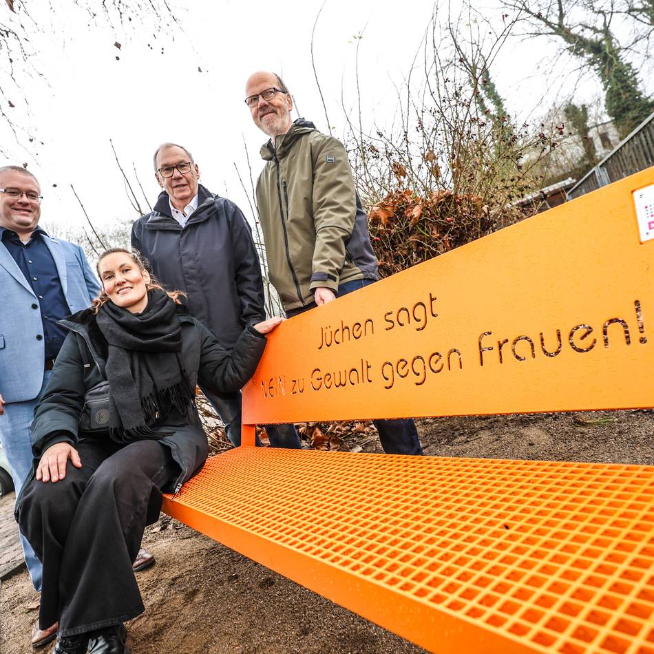 An der Alleestraße: Bürgerstiftung stellt orangefarbene Bank gegen Gewalt auf