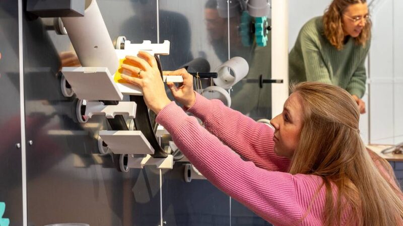 Museum Cromford: Workshop-Teilnehmer bauen Kettenreaktion