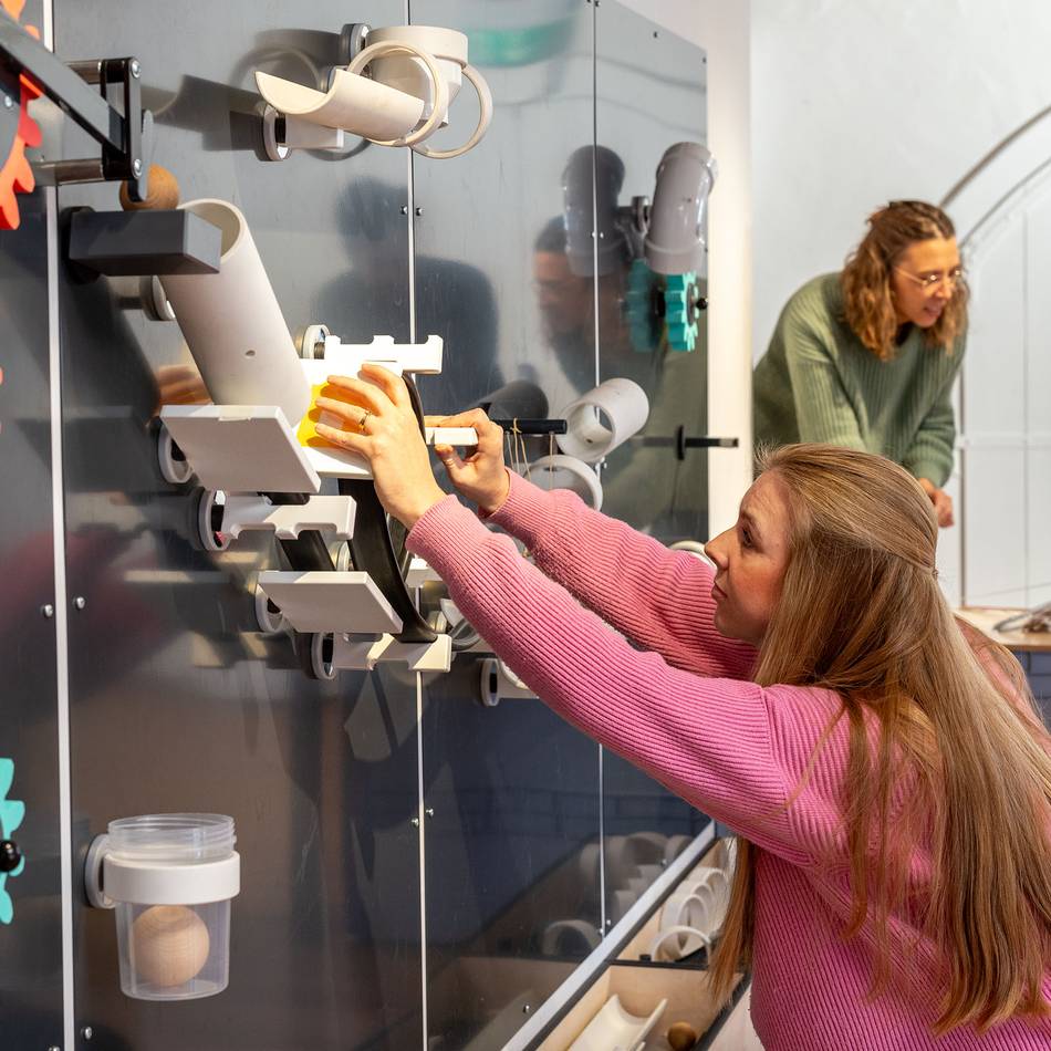 Museum Cromford: Workshop-Teilnehmer bauen Kettenreaktion