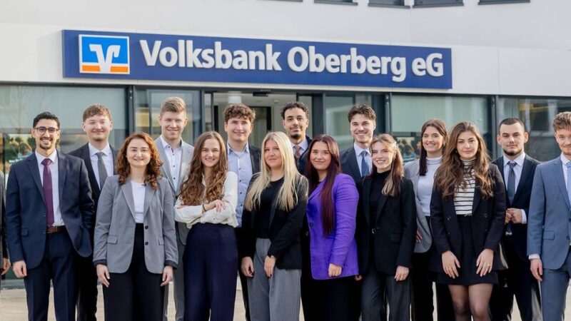 Volksbank Oberberg: 15 neue Bankkaufleute erfolgreich ausgebildet