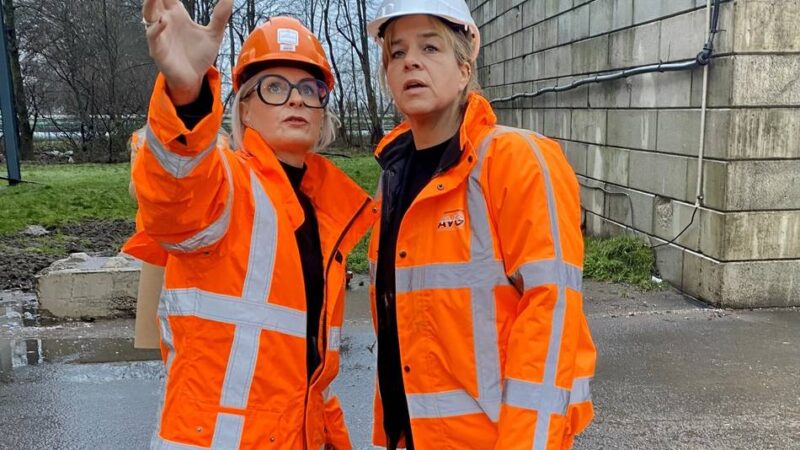 Ministerin Neubaur in Rheinberg: Wo Holz die Kohle abgelöst hat