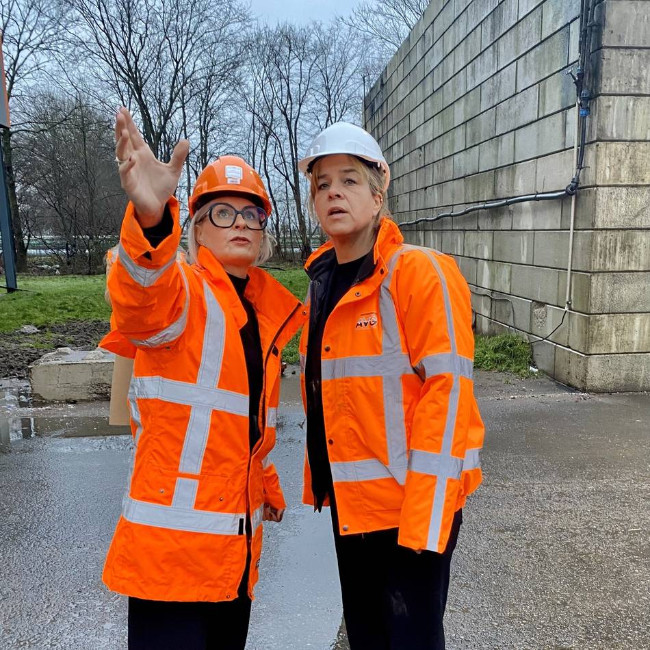 Ministerin Neubaur in Rheinberg: Wo Holz die Kohle abgelöst hat