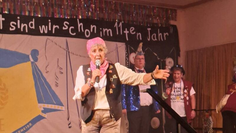 Büttensitzung des Spielmannszuges Menzelenerheide: „Dörti Dänzing“ mit dem Sitzungspräsidenten