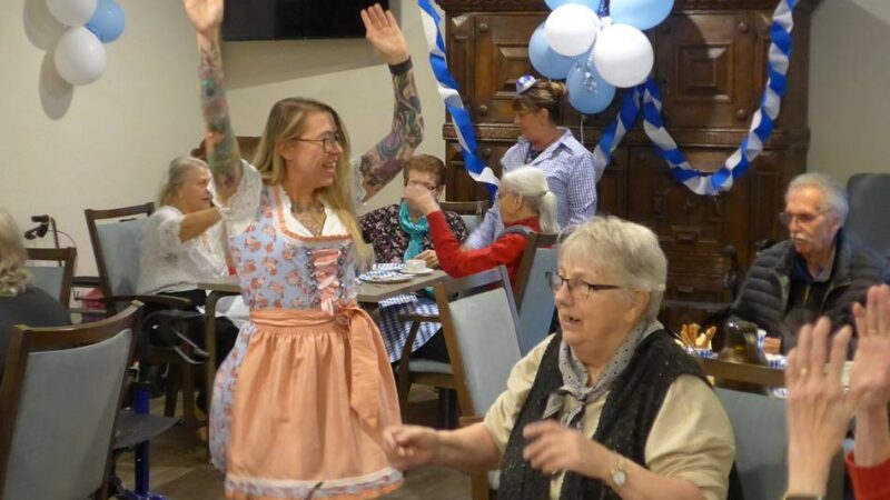 Generationenübergreifendes Projekt in Rheinberg: Grundschüler besuchen Senioren in der Tagespflege