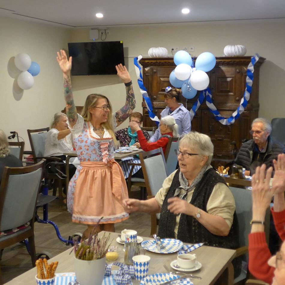 Generationenübergreifendes Projekt in Rheinberg: Grundschüler besuchen Senioren in der Tagespflege