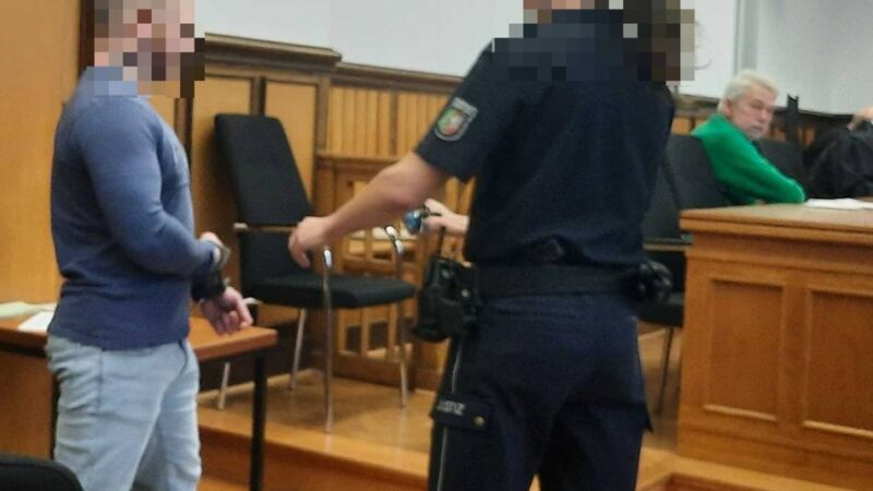 Beamter schwer verletzt: Angeklagter verurteilt, weil er Polizist mit Wodka-Flasche angriff