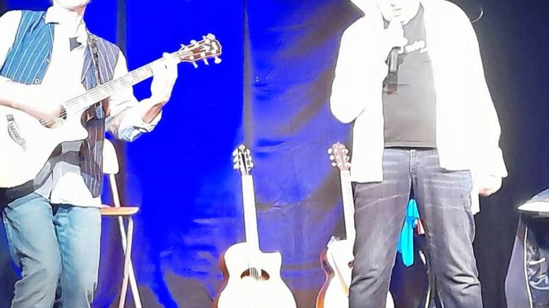 „Haui“ hatte einen gefeierten Auftritt im WIR-Haus: Publikum gab den besten Hintergrund-Chor