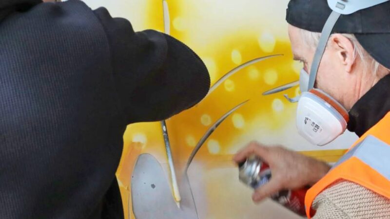 Kunstausstellung in Rheinberg: Street-Art-Künstler Thomas Baumgärtel sprüht Bananen ans Alte Rathaus