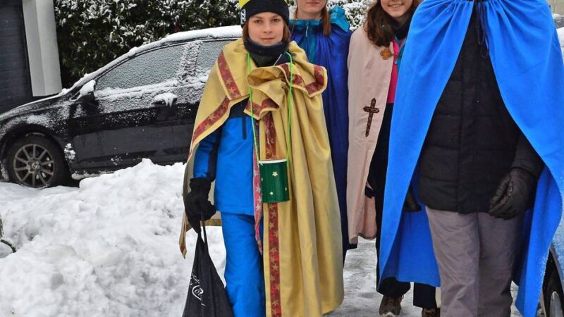 Nach der Aussendungsfeier im Mariendom wird bei Schnee und Eis für Kinder in Bangladesch gesammelt: Sternsinger trotzen hochmotiviert dem Winter