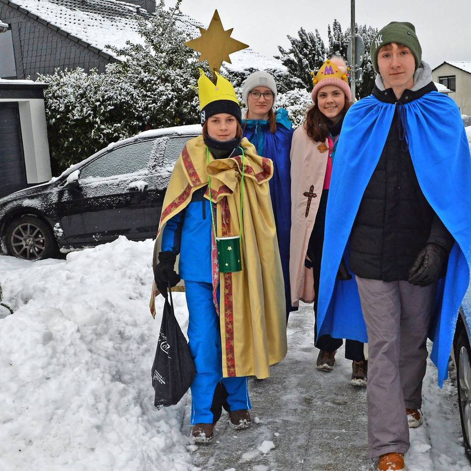 Nach der Aussendungsfeier im Mariendom wird bei Schnee und Eis für Kinder in Bangladesch gesammelt: Sternsinger trotzen hochmotiviert dem Winter