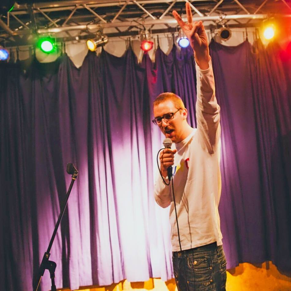 Der Wülfrather Comedian Jan Schmidt präsentiert sein erstes Soloprogramm „Ich kann das alles nicht mehr“: „Spaß beim Scheitern mit sich selbst“