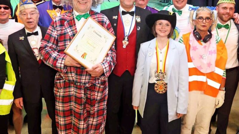 Karneval in Leverkusen: Spitze Zungen, guter Zweck und Tausende Kostüme