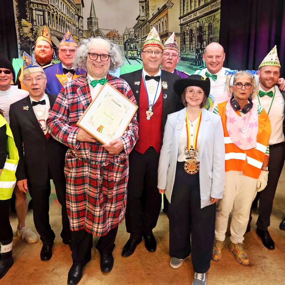 Karneval in Leverkusen: Spitze Zungen, guter Zweck und Tausende Kostüme