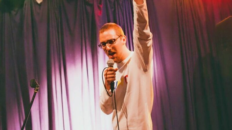 Der ulkige Lokalmatador Jan Schmidt lieferte sein erstes Soloprogramm ab – voller Blödeleien, schauspielerischen Einlagen und tiefgründig Zynischem : Omas Rat: „Mach das einfach so!“