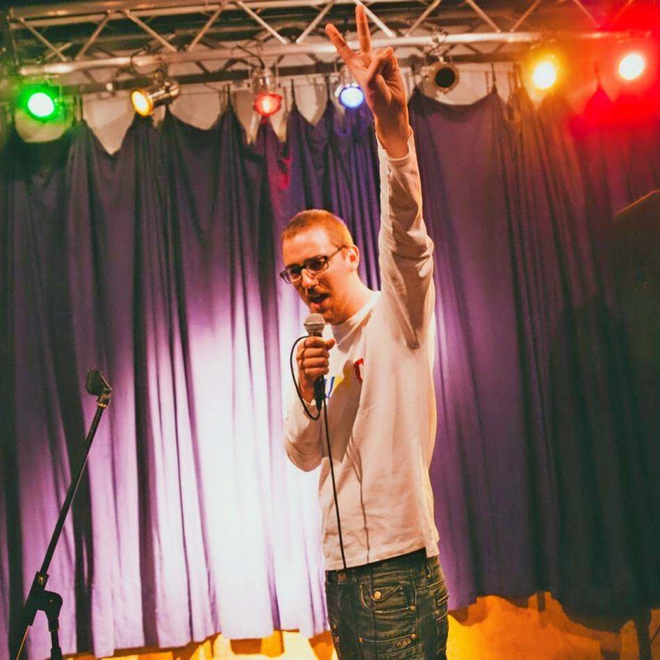 Der ulkige Lokalmatador Jan Schmidt lieferte sein erstes Soloprogramm ab – voller Blödeleien, schauspielerischen Einlagen und tiefgründig Zynischem : Omas Rat: „Mach das einfach so!“