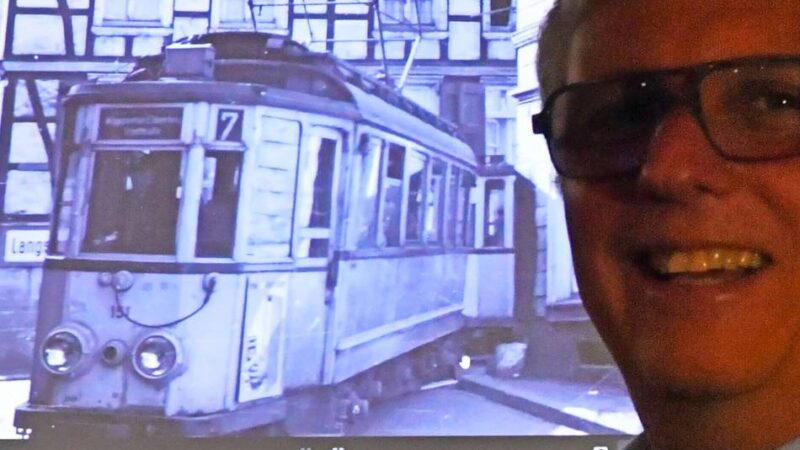 Der Verein der Freunde und Förderer des Kulturensembles Schloss Hardenberg hält die Vergangenheit beim Töttertreff lebendig: Alte Fotos wecken viele Erinnerungen