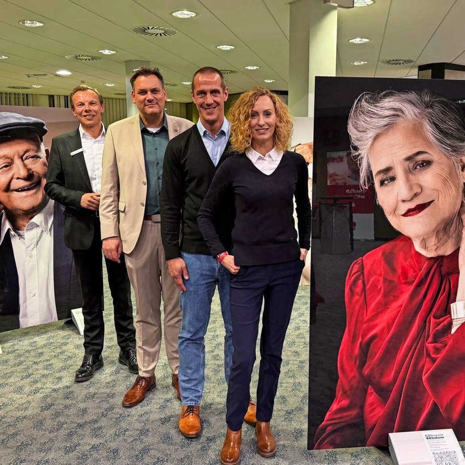 In der Kreissparkasse Düsseldorf wurde eine ganz besondere Ausstellung eröffnet: Wer diese Portraits sieht, wird sich verändern
