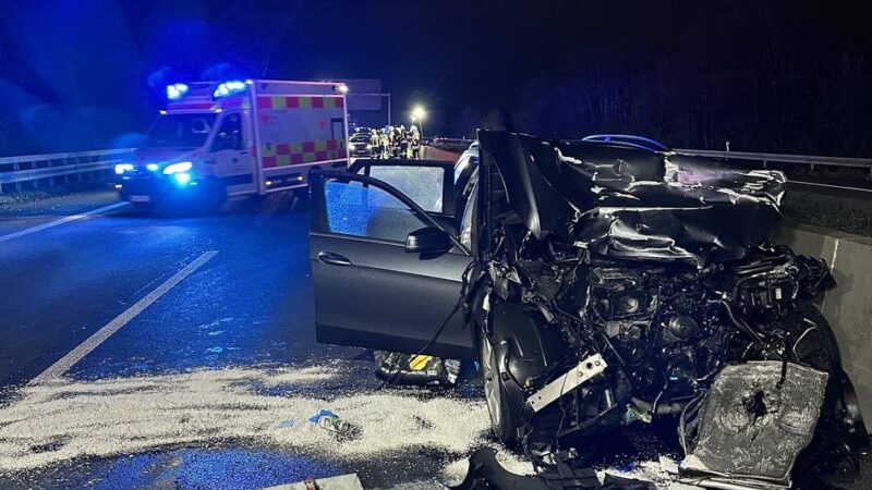 Mann soll am Unfallort Alkohol getrunken haben: Frau lebensgefährlich verletzt – Fünf Autos auf A57 kollidiert