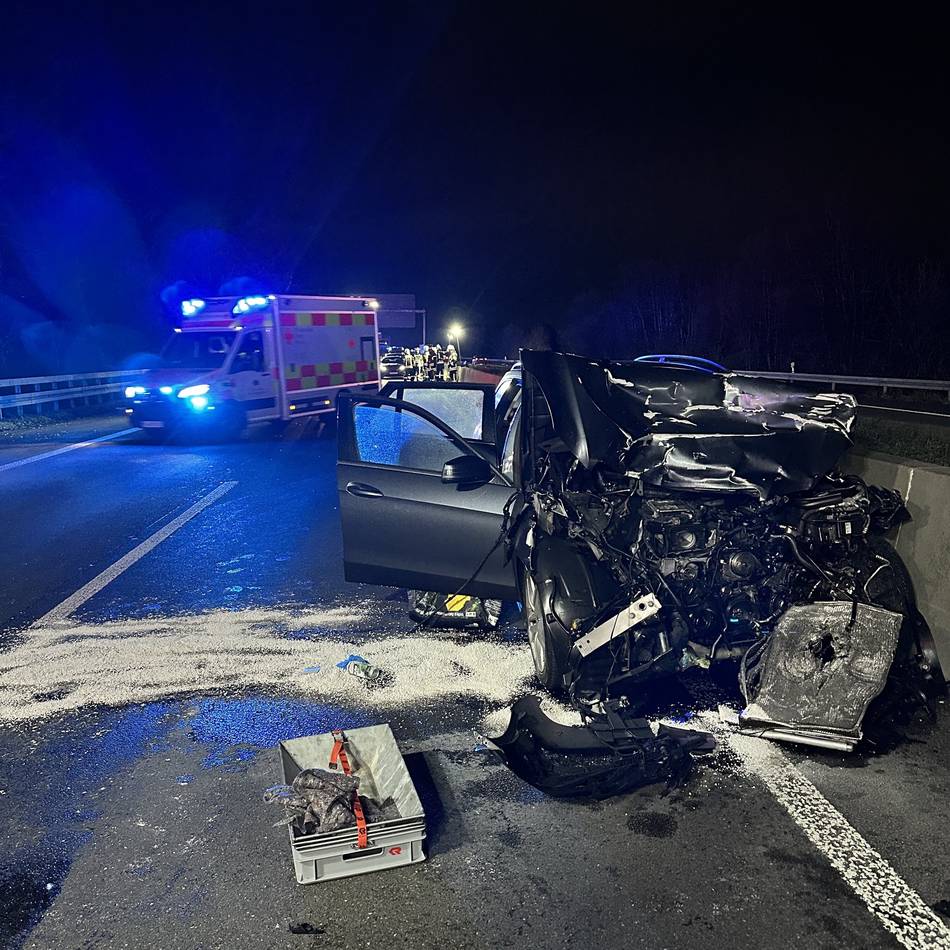 Mann soll am Unfallort Alkohol getrunken haben: Frau lebensgefährlich verletzt – Fünf Autos auf A57 kollidiert