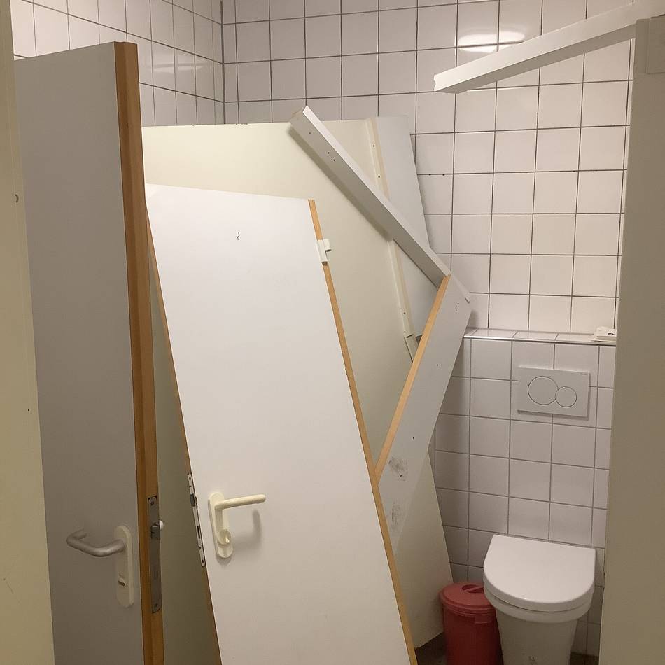 Gemeinde schließt Anlage vorübergehend: Erneut Vandalismus an öffentlichen Toiletten in Alpen