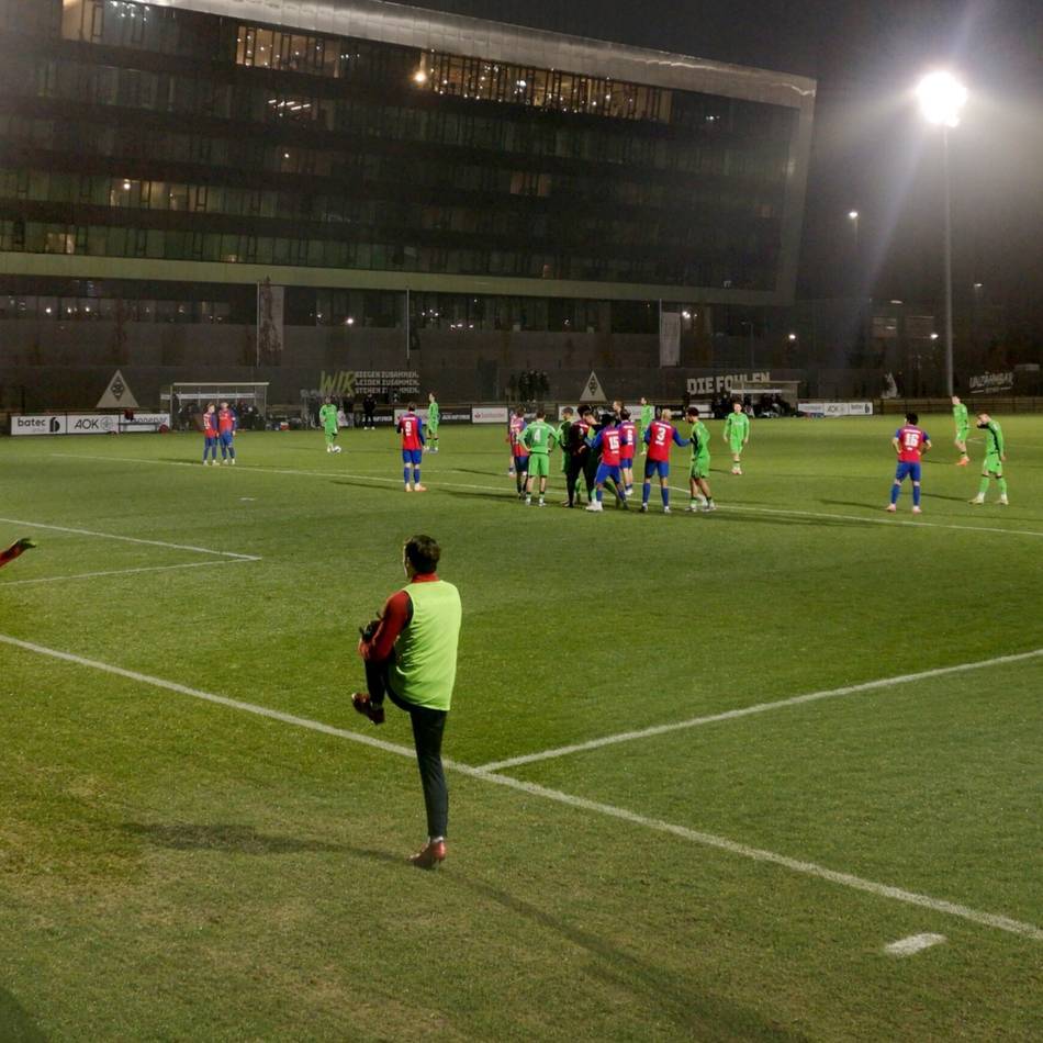 1:7 gegen die U23 von Borussia Mönchengladbach: Bitteres KFC-Debüt – neuer Verteidiger muss nach 20 Minuten verletzt raus