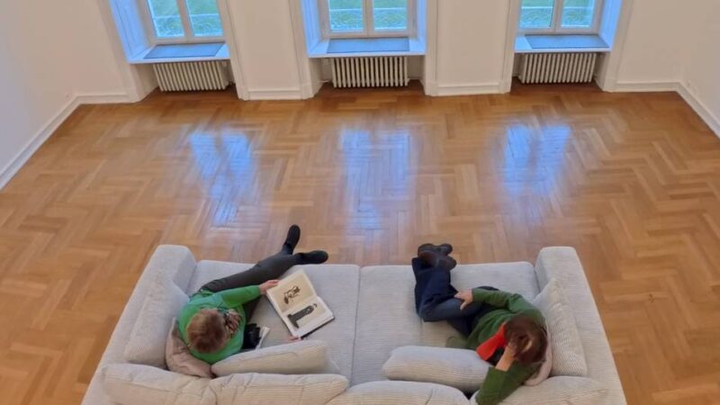 Museum für zeitgenössische Kunst: Leverkusener Museum Morsbroich – Parkblick aus kunstleeren Räumen