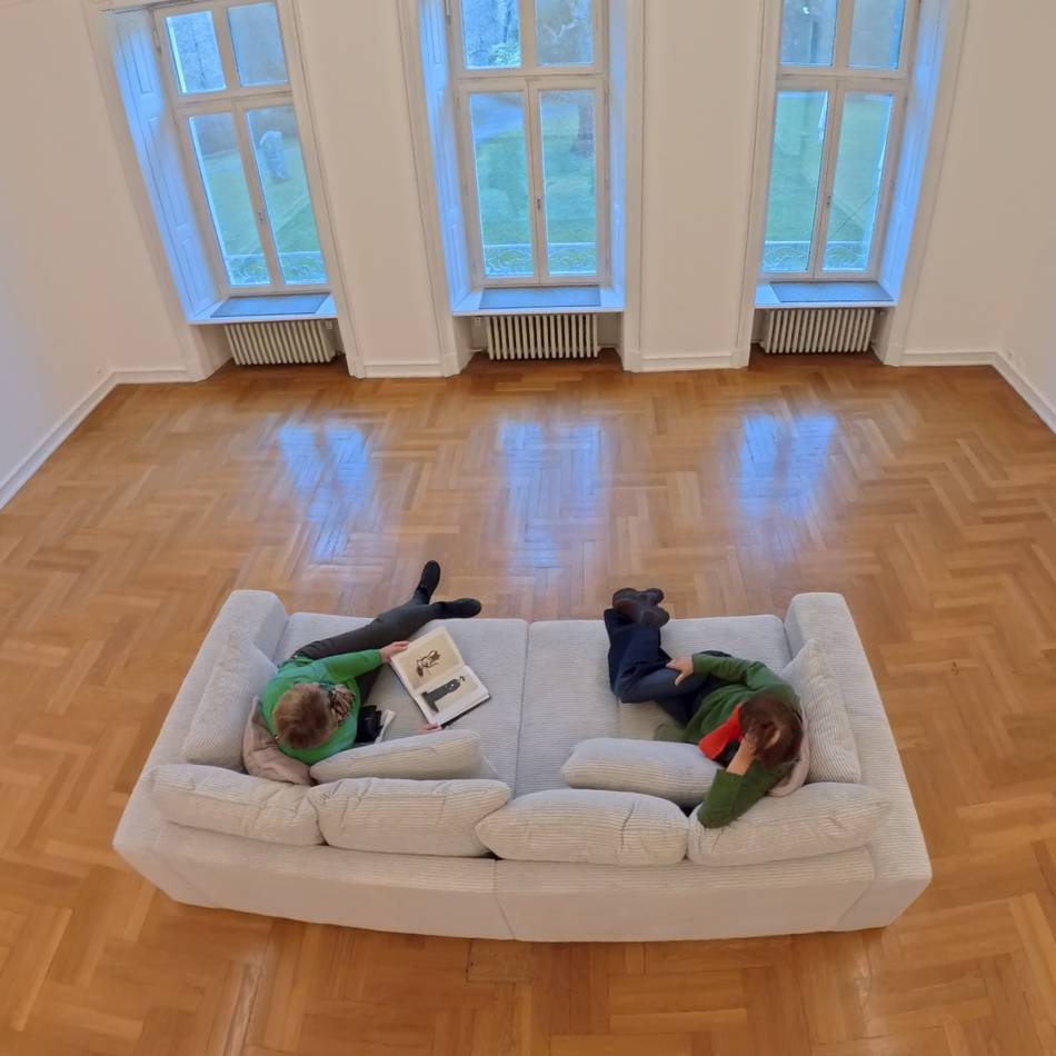 Museum für zeitgenössische Kunst: Leverkusener Museum Morsbroich – Parkblick aus kunstleeren Räumen