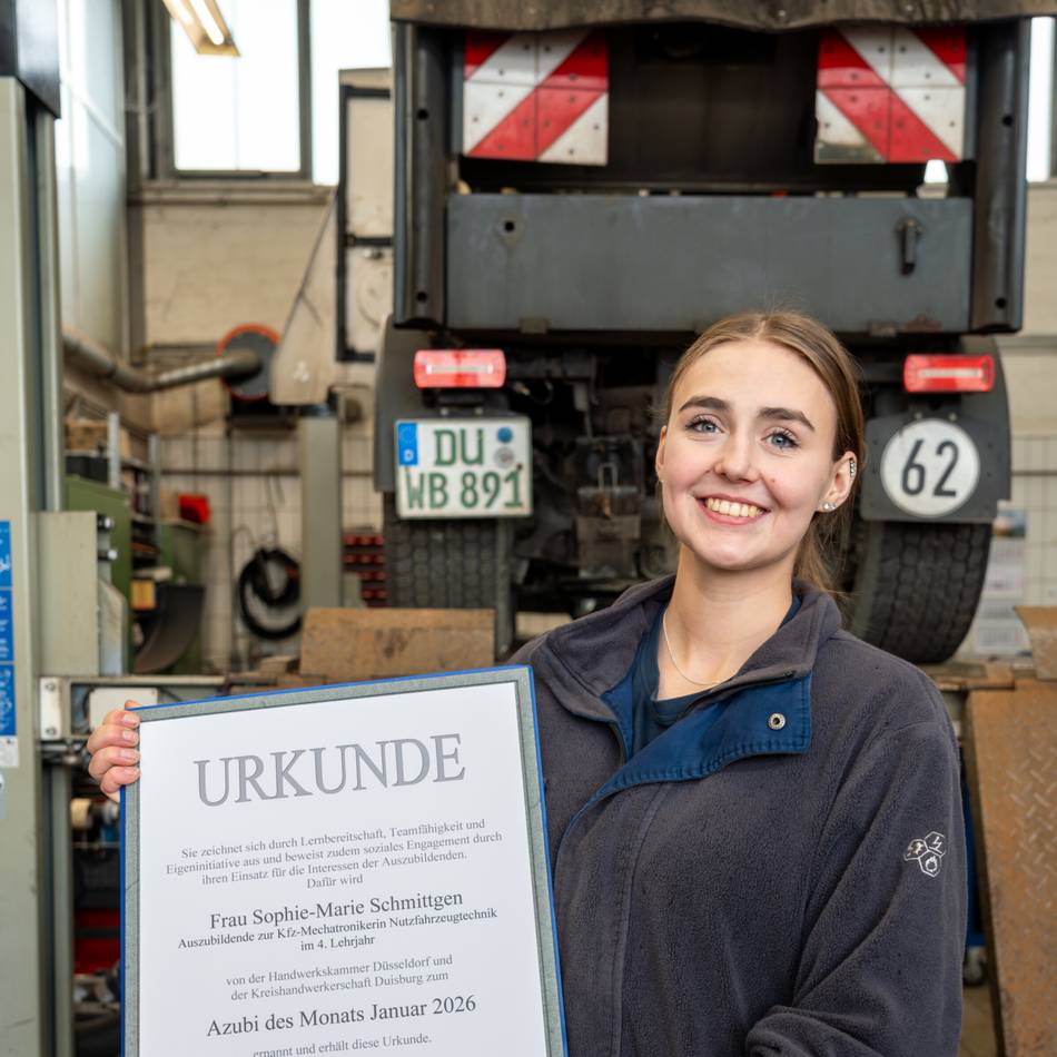 Junge Kfz-Mechatronikerin aus Duisburg: Schon als Teenie schraubte sie an alten BMWs