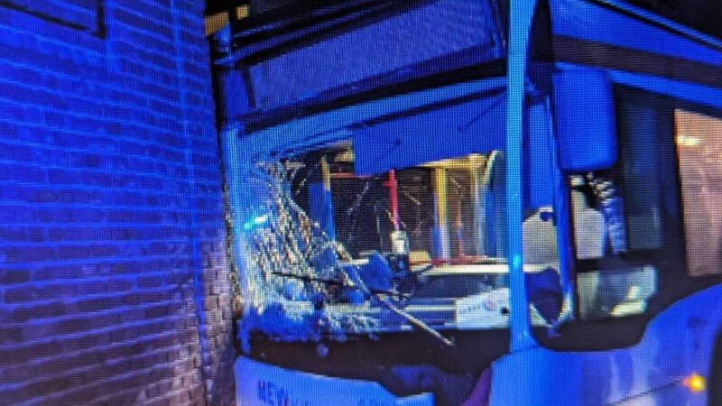Glatteis in Mönchengladbach: Linienbus rutscht gegen Hauswand