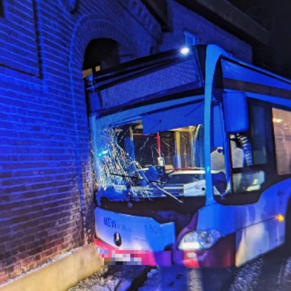 Glatteis in Mönchengladbach: Linienbus rutscht gegen Hauswand