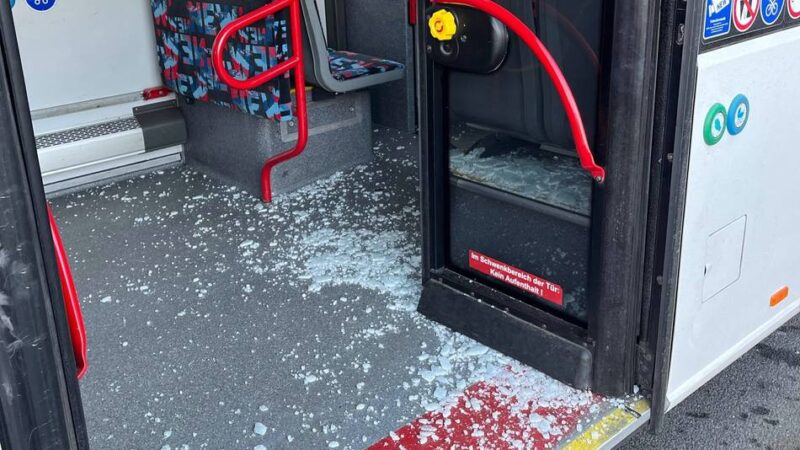 Fahrerflucht am Europaplatz: 72-Jährige stürzt in Glasscheibe nach Bus-Vollbremsung