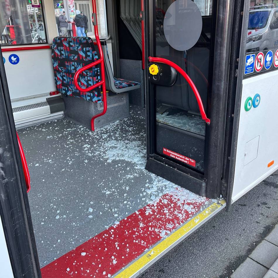 Fahrerflucht am Europaplatz: 72-Jährige stürzt in Glasscheibe nach Bus-Vollbremsung