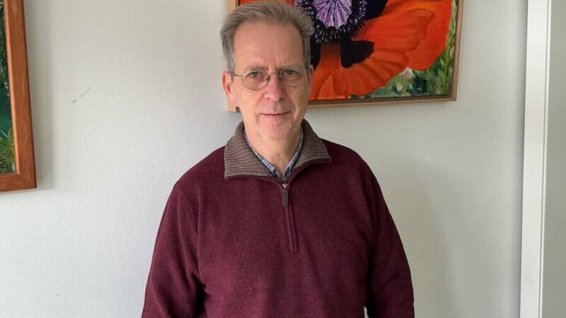 „Kunst im Rathaus“ in Korschenbroich: Pastellkreiden und eine Collage zur Künstlichen Intelligenz