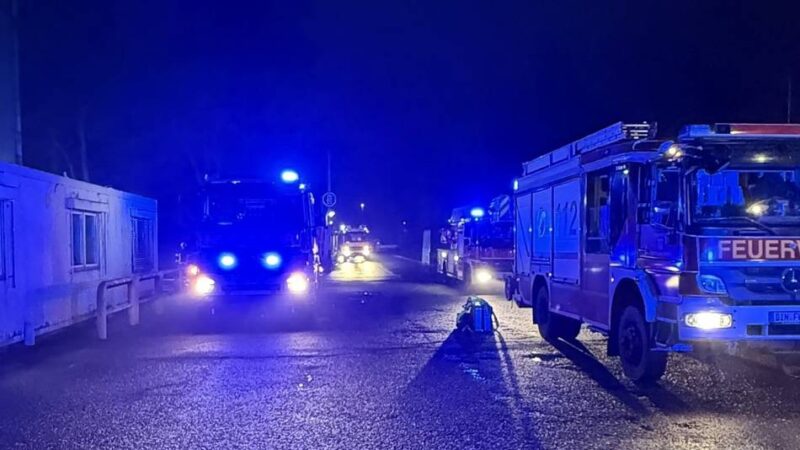 Großeinsatz in Dinslakener Gewerbegebiet: Als die Feuerwehr kam, rauchte es nur noch