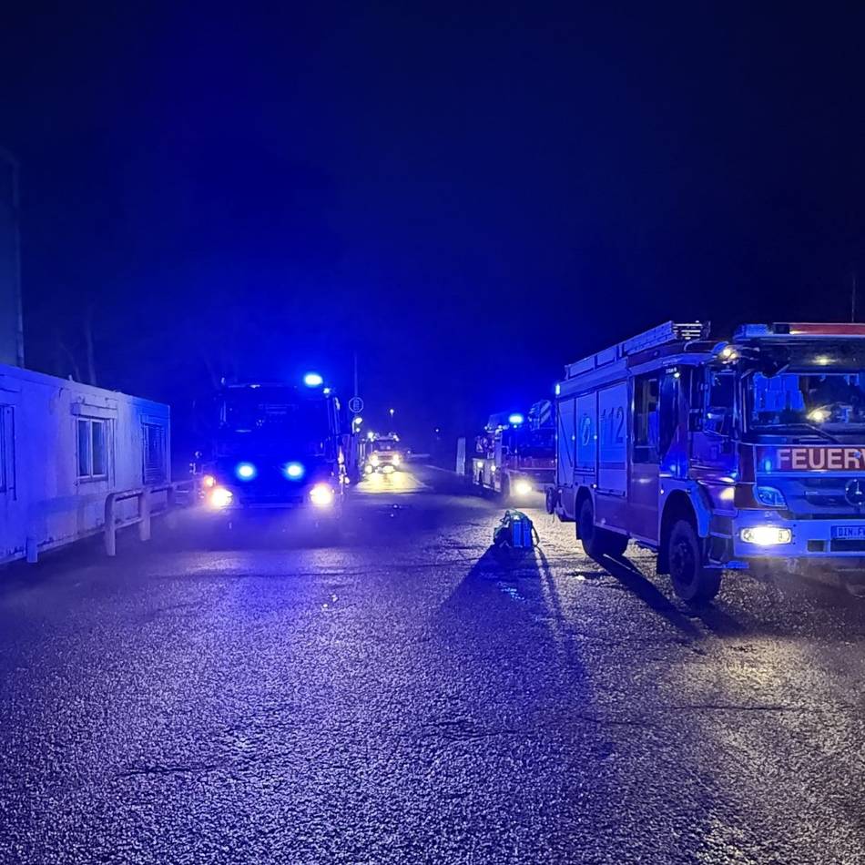 Großeinsatz in Dinslakener Gewerbegebiet: Als die Feuerwehr kam, rauchte es nur noch