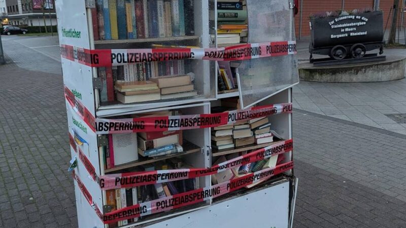 Vandalismus zum Jahreswechsel in Moers: Bücherschrank in Repelen mit Silvesterböllern zerstört