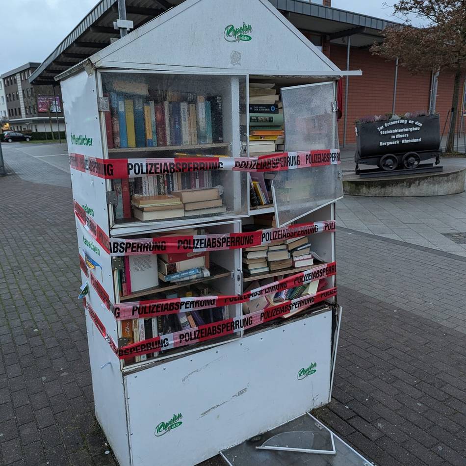 Vandalismus zum Jahreswechsel in Moers: Bücherschrank in Repelen mit Silvesterböllern zerstört