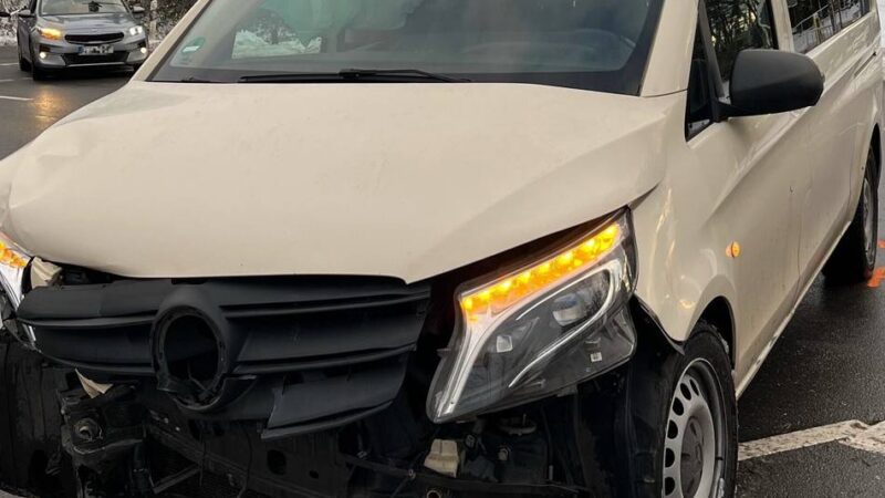 Schwerer Unfall in Wermelskirchen: Missachtete Vorfahrt auf glatter Fahrbahn